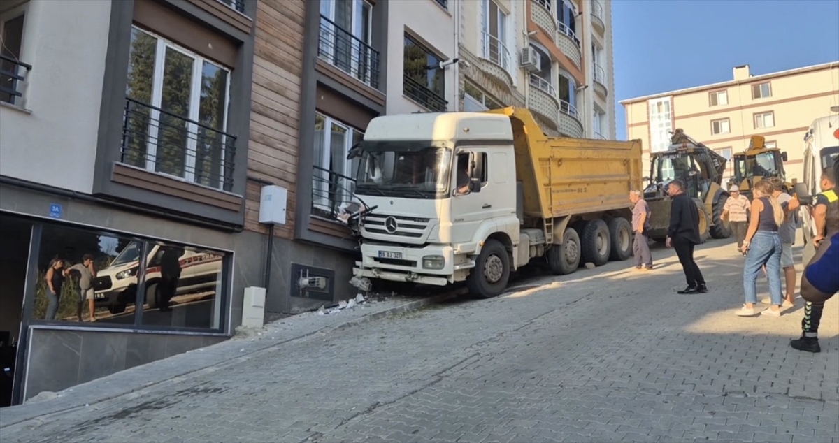 Tekirdağ'da freni boşalan kamyon eve çarptı: Büyük hasar