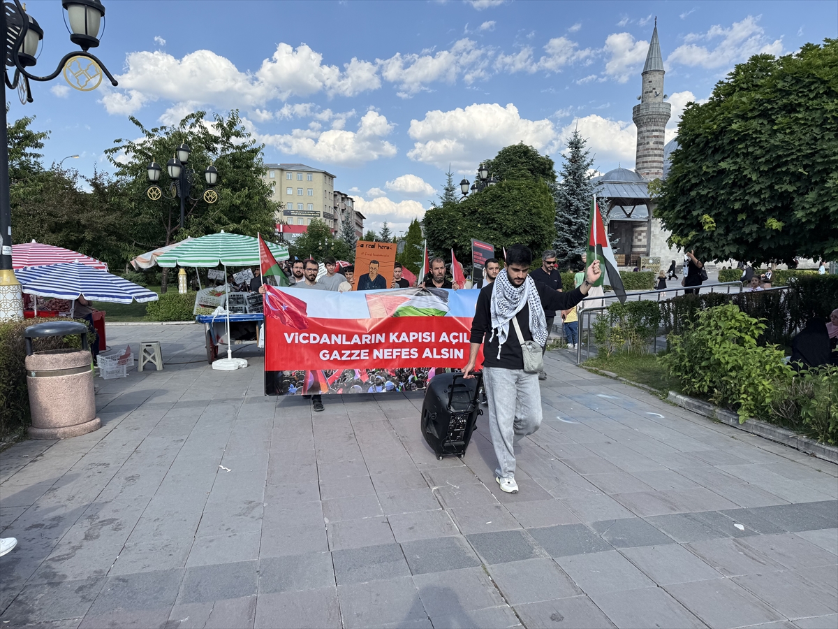 Erzurum'da sağlıkçılar Gazze için 140. hafta yürüdü