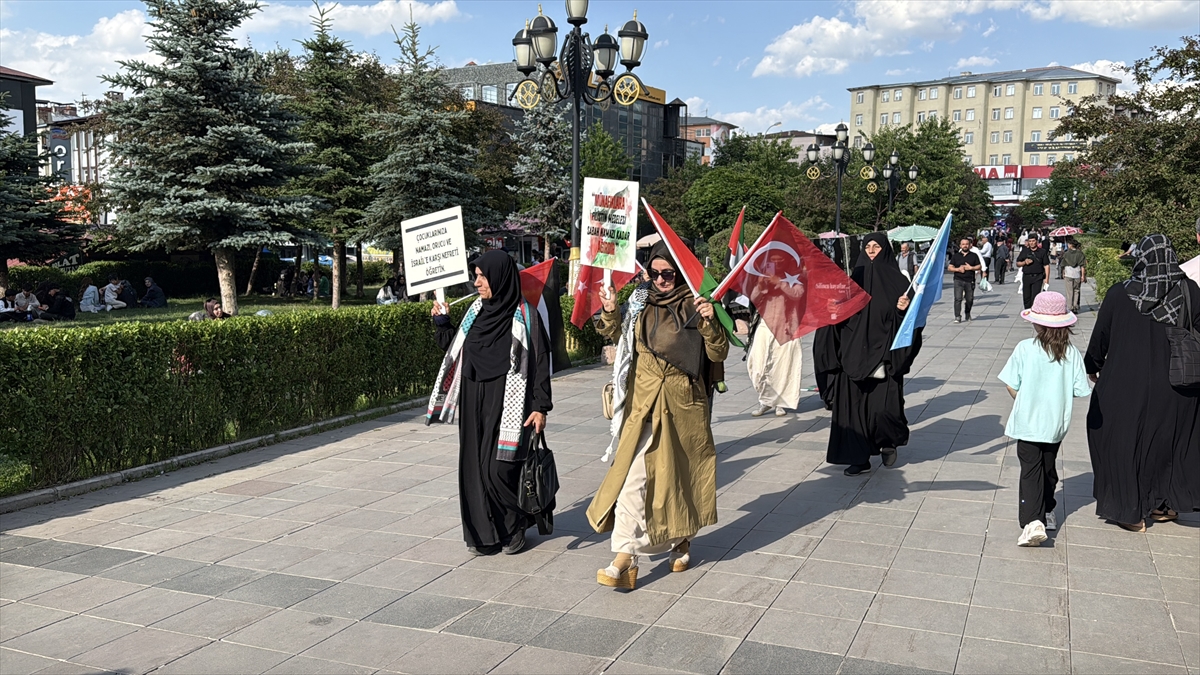Erzurum'da sağlıkçılar Gazze için 140. hafta yürüdü