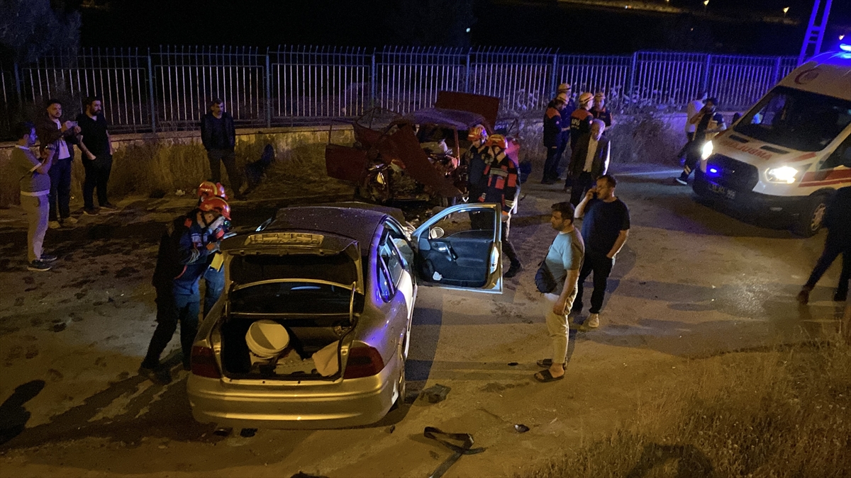 Sivas'ta İki Otomobil Kazası: 6 Yaralı Hastaneye Kaldırıldı