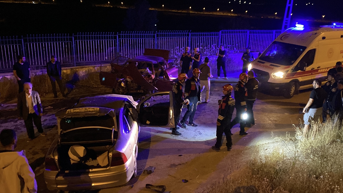 Sivas'ta İki Otomobil Kazası: 6 Yaralı Hastaneye Kaldırıldı
