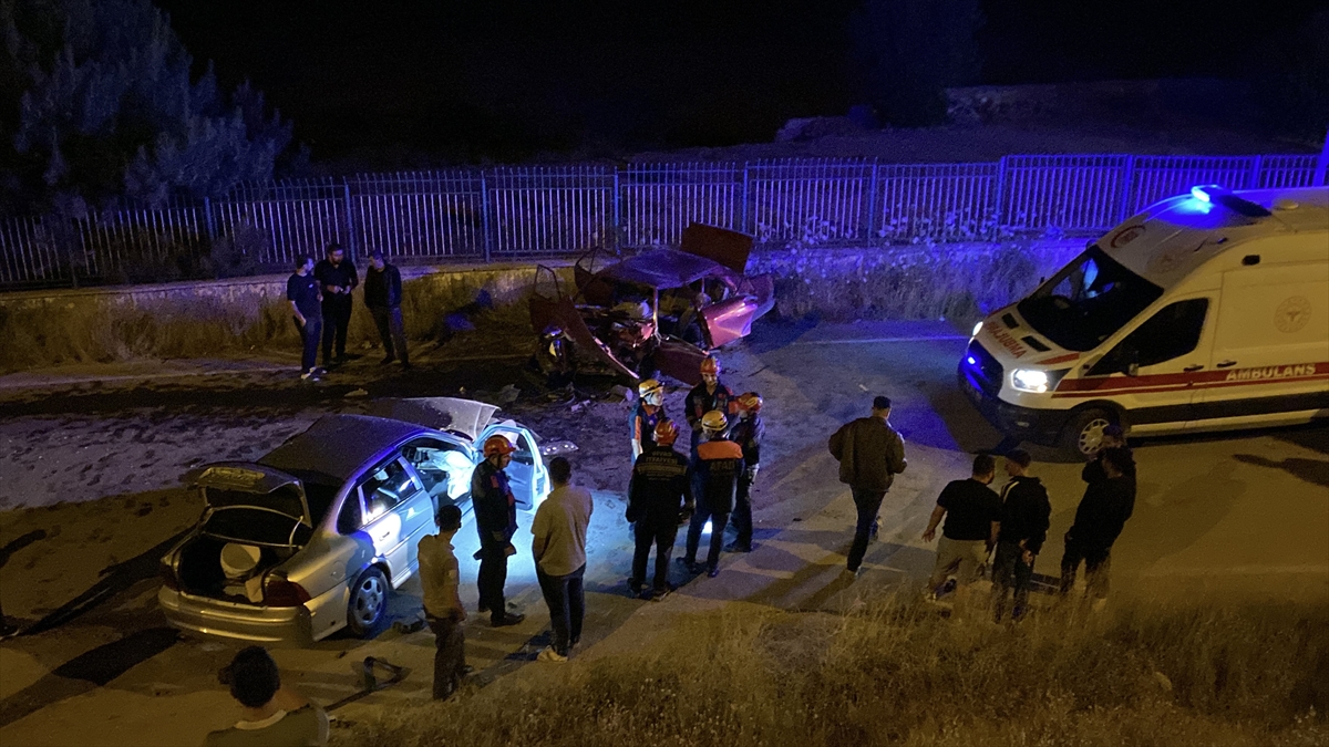 Sivas'ta İki Otomobil Kazası: 6 Yaralı Hastaneye Kaldırıldı