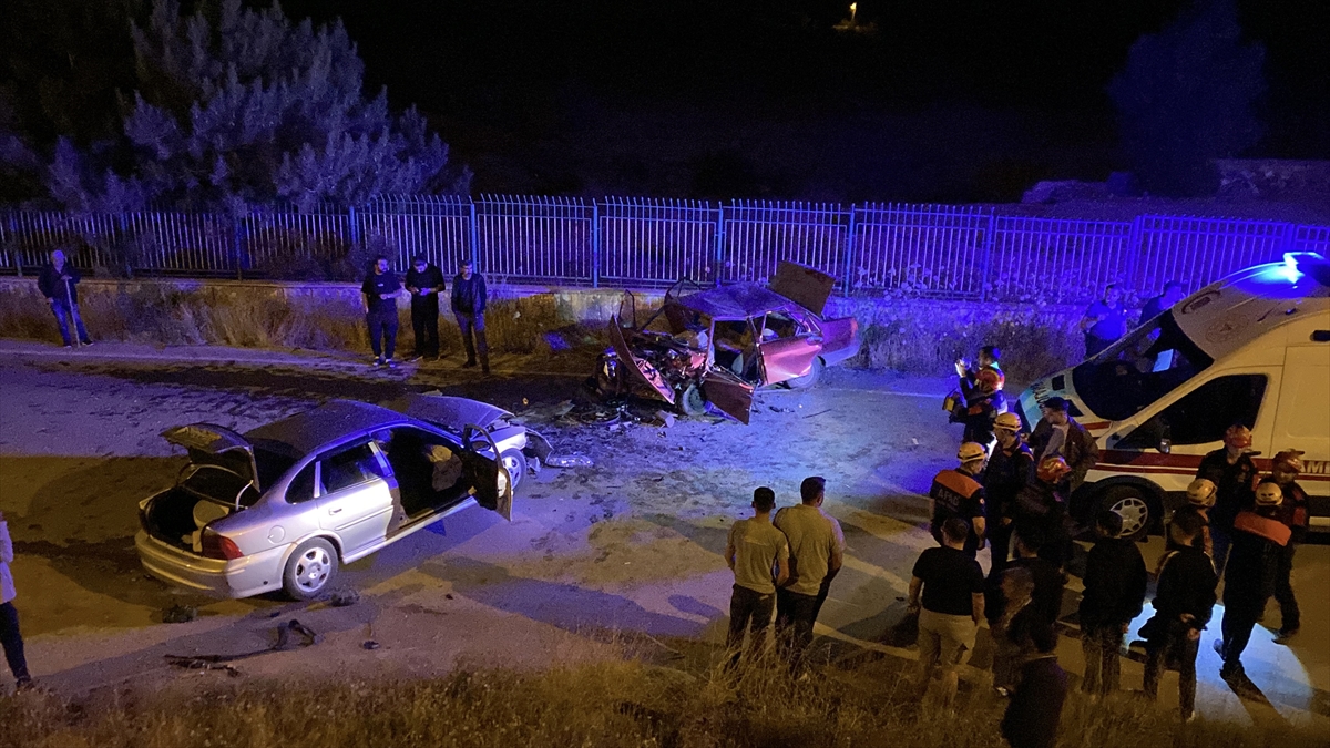Sivas'ta İki Otomobil Kazası: 6 Yaralı Hastaneye Kaldırıldı