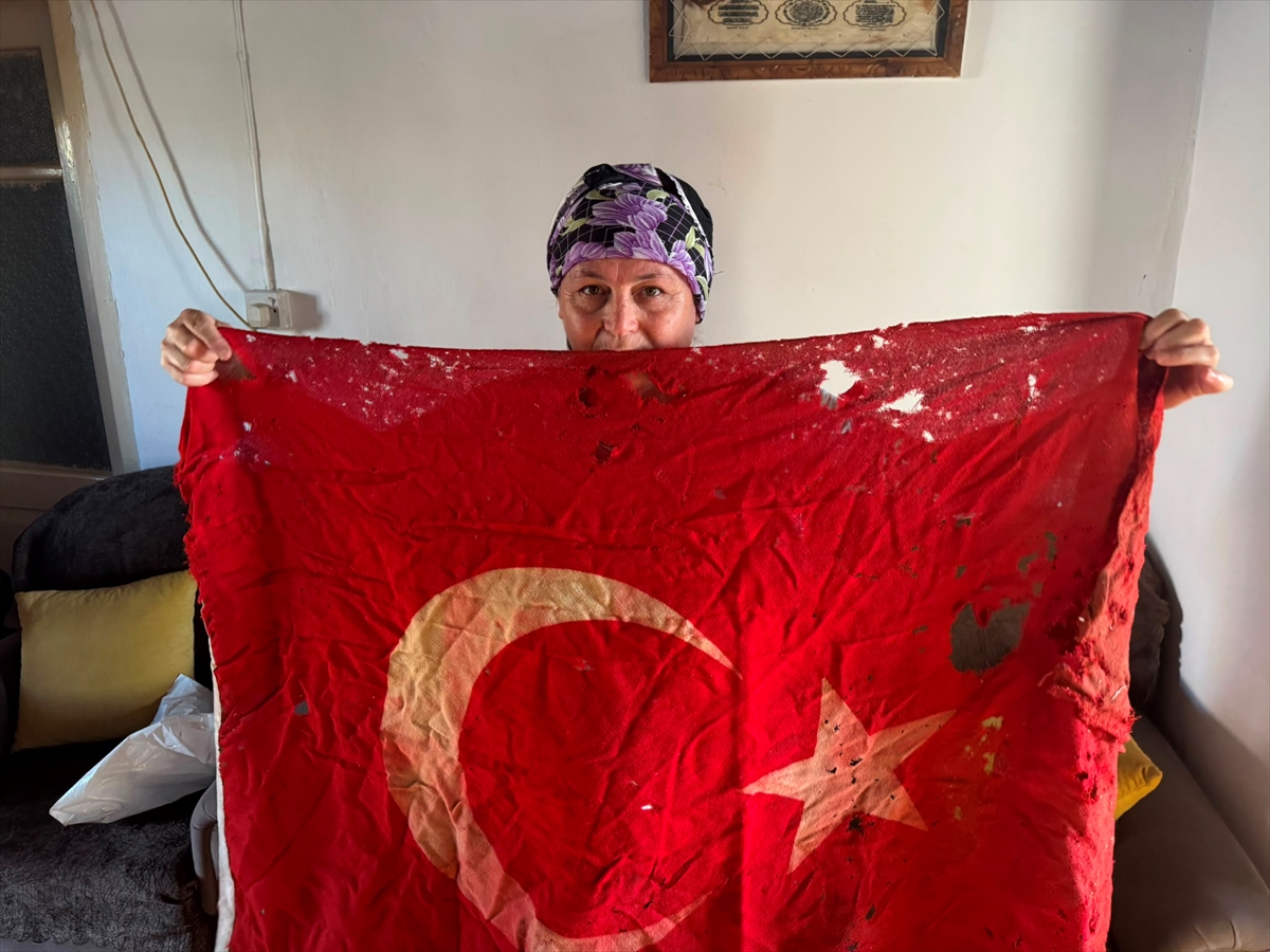 KKTC'li Aynur Gazcıoğlu: Kıbrıs bayrağını 36 yıldır saklıyor