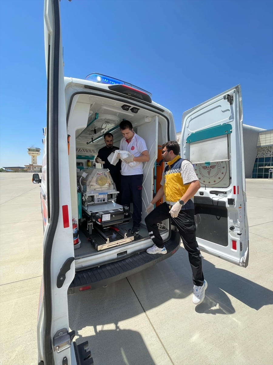 Mardin'den 14 günlük bebek ambulans uçakla Konya'ya sevk edildi