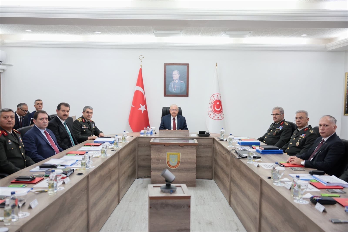 Bakan Güler: Kıbrıs Türk Barış Kuvvetleri'ni ziyaret etti