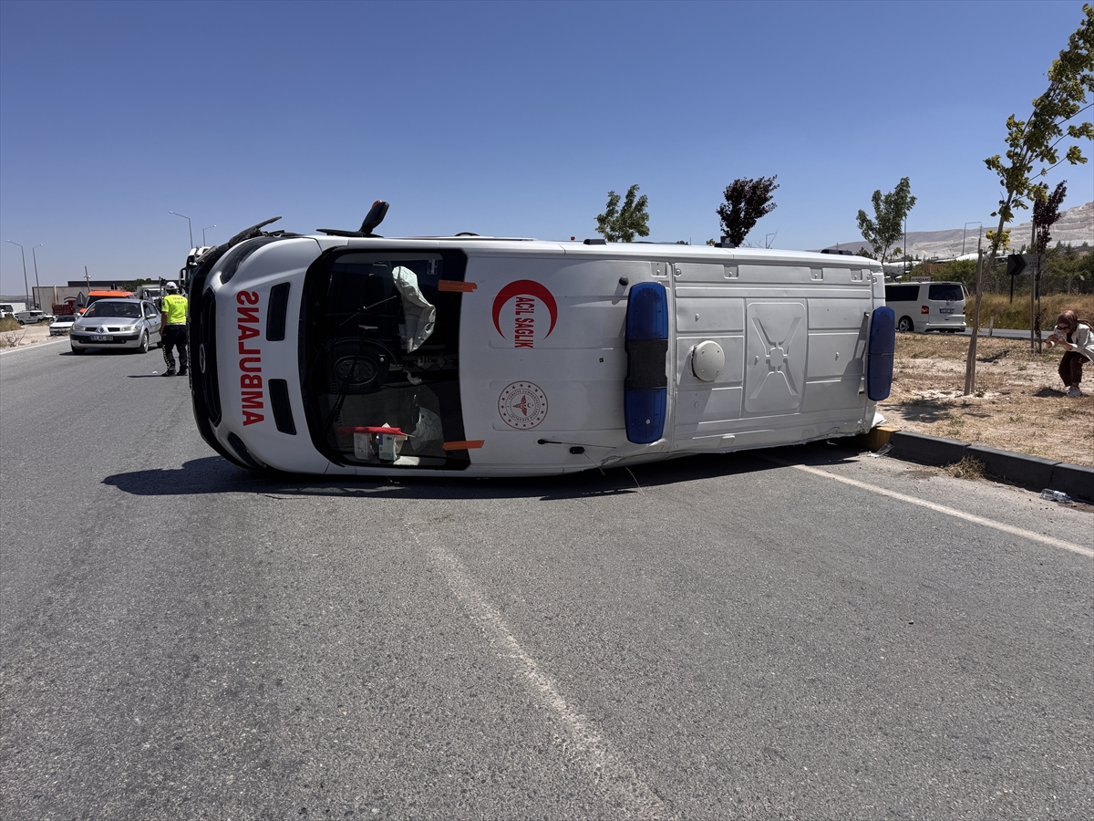 Niğde'de ambulans ve otomobil çarpışması: 5 kişi yaralandı