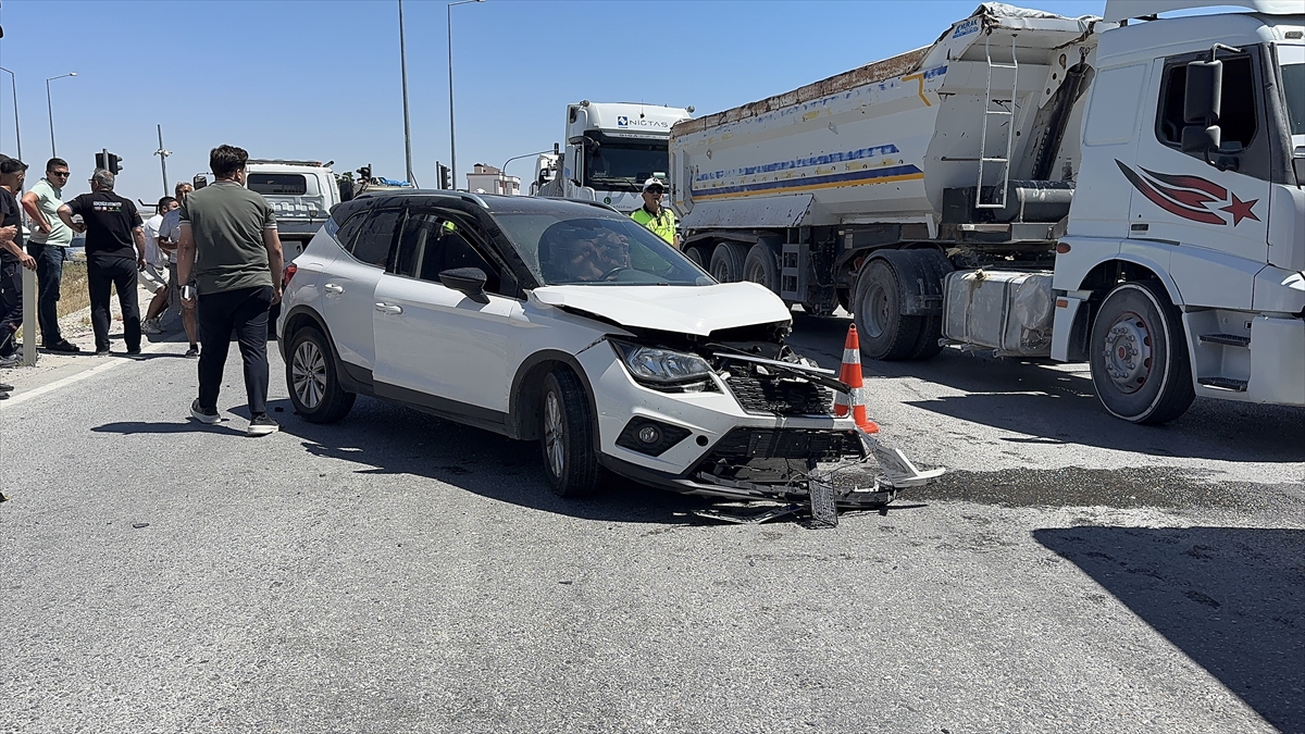 Niğde'de ambulans ve otomobil çarpışması: 5 kişi yaralandı