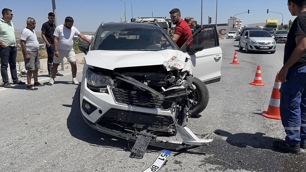 Niğde'de ambulans ve otomobil çarpışması: 5 kişi yaralandı