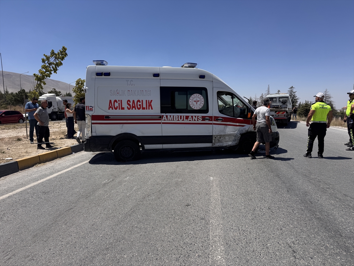 Niğde'de ambulans ve otomobil çarpışması: 5 kişi yaralandı