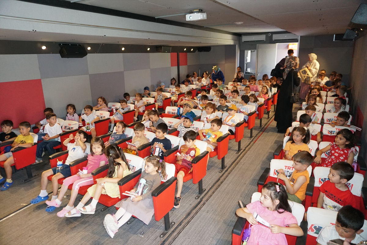 TRT Sinema Tırı Çorum'da: Çocuklar beyaz perdeyle buluştu