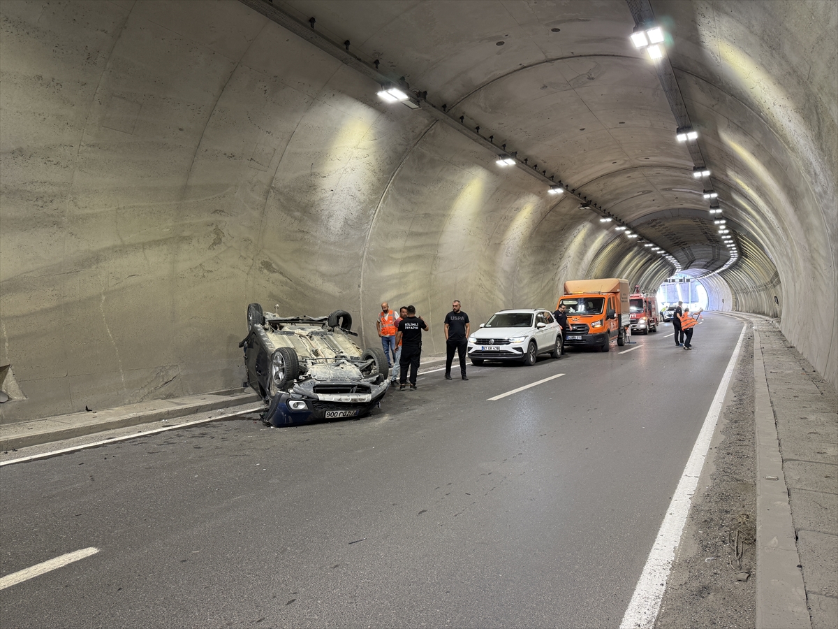 Zonguldak tünel kazası: Takla atan otomobilde 2 kişi yaralandı