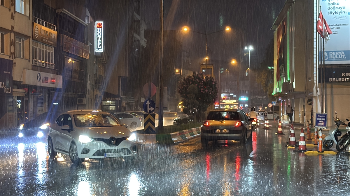 Kırklareli'nde gök gürültülü sağanak yaşamı olumsuz etkiledi