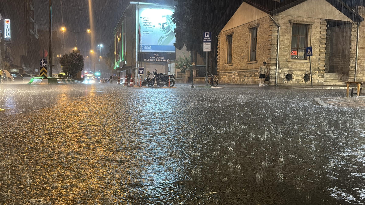 Kırklareli'nde gök gürültülü sağanak yaşamı olumsuz etkiledi