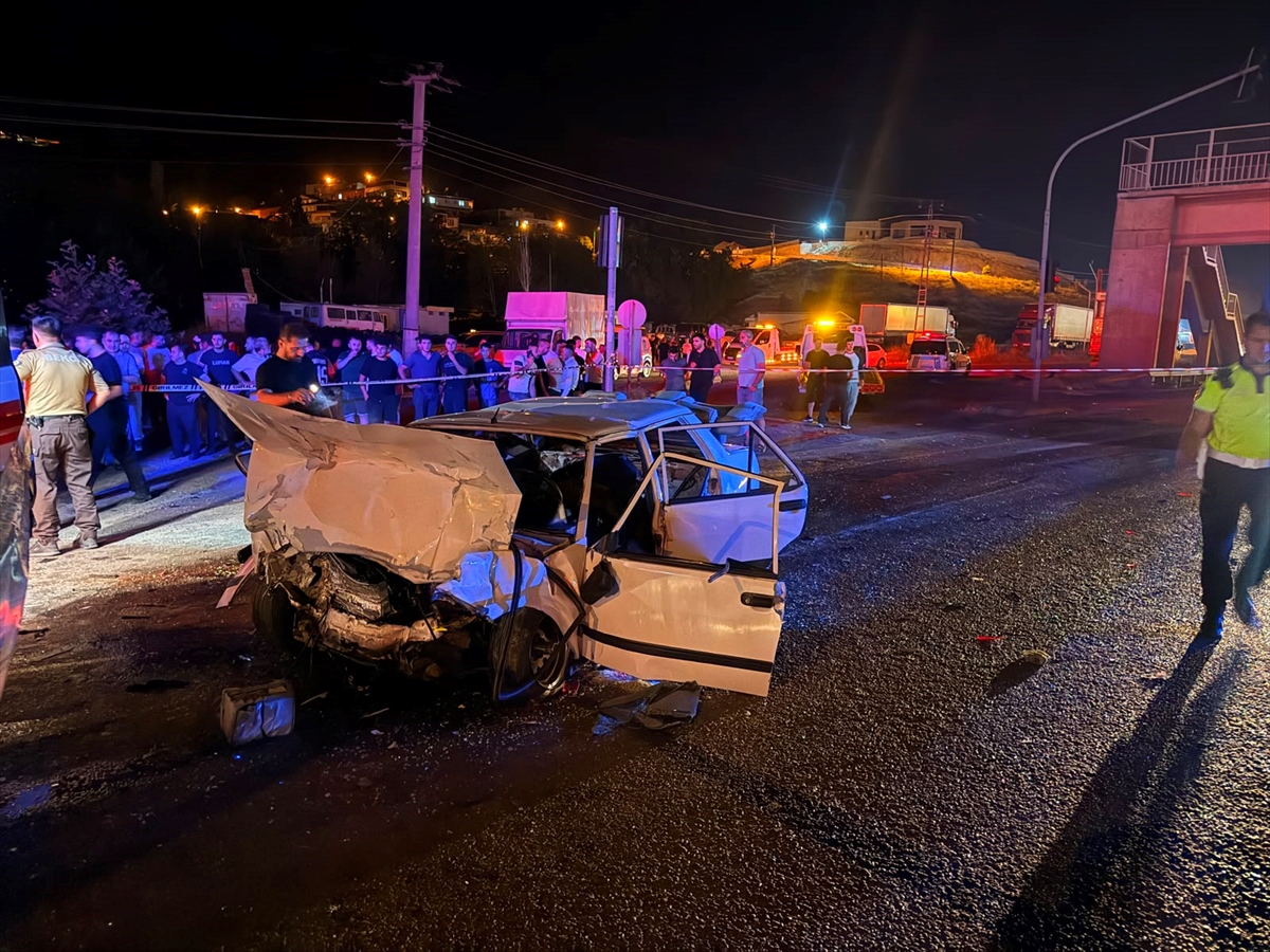 GÜNCELLEME - Adana'da otomobilin trafik ışıklarında bekleyen araca çarpması sonucu 2 kişi öldü, 2 kişi yaralandı