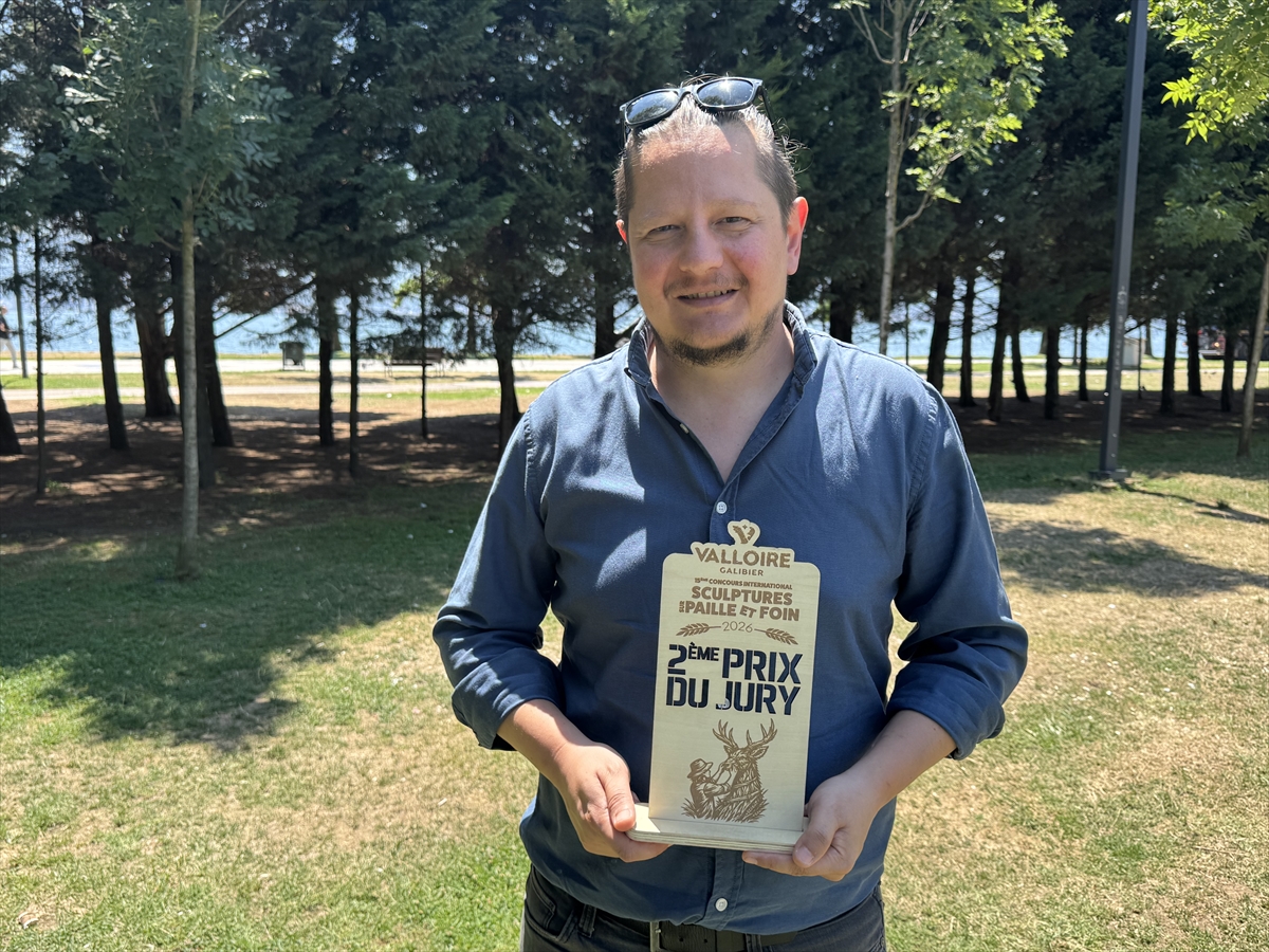 Prof. Ceyhun Konak: Gübre Böceği Heykeli Fransa'da Ödül Aldı