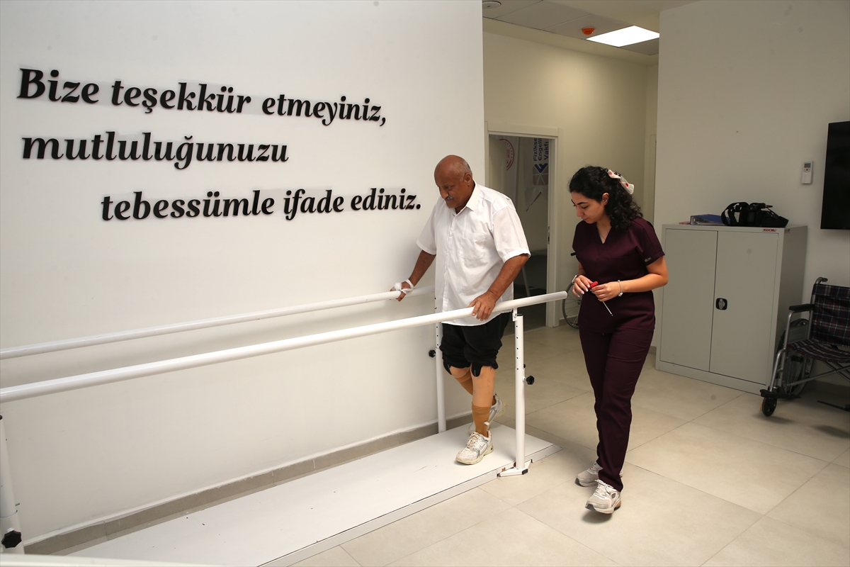 Tekerlekli sandalyeyle girdiği merkezden yürüyerek çıktı