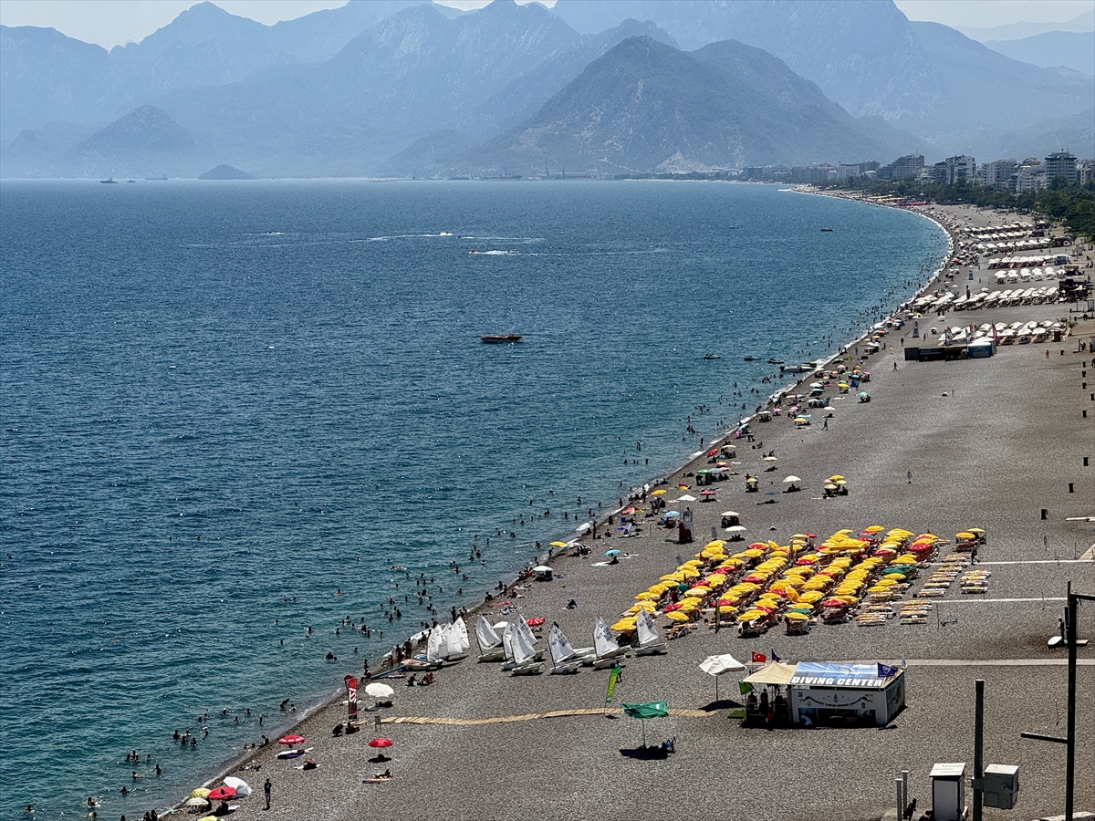 Antalya'da 38 Derece Sıcaklık Sahilleri Doldurdu: Turistler Akın Etti