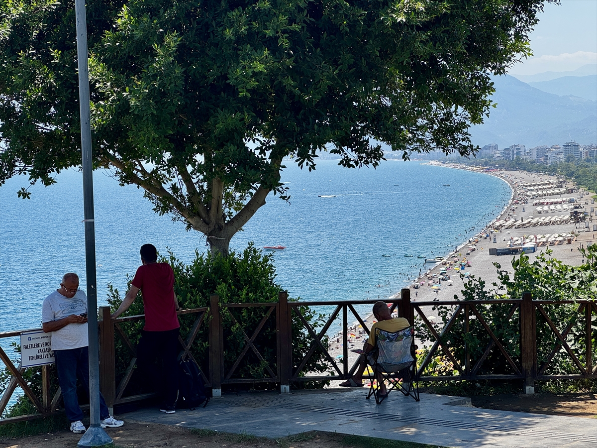 Antalya'da 38 Derece Sıcaklık Sahilleri Doldurdu: Turistler Akın Etti
