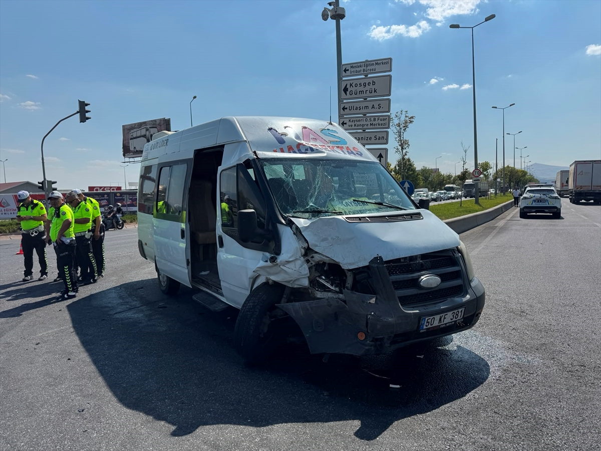Kayseri'de kaza: Yolcu minibüsü ile otomobil çarpıştı, 8 yaralı