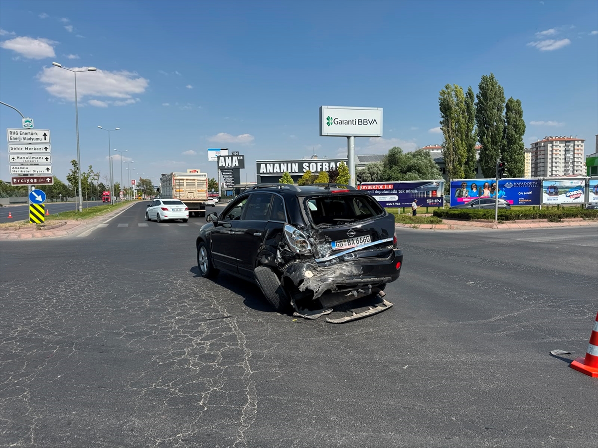 Kayseri'de kaza: Yolcu minibüsü ile otomobil çarpıştı, 8 yaralı