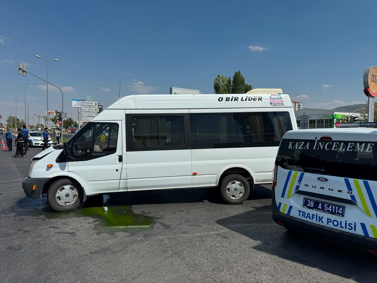 Kayseri'de kaza: Yolcu minibüsü ile otomobil çarpıştı, 8 yaralı