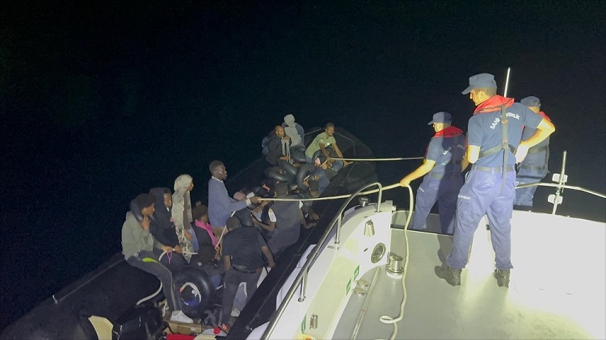 İzmir'de Sahil Güvenlik 32 düzensiz göçmeni yakaladı