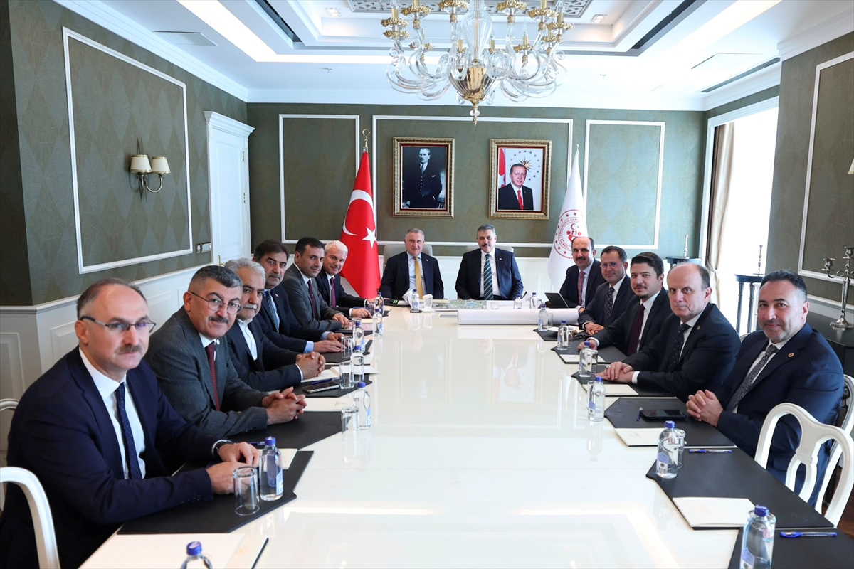 Bakan Bak: Konya gençlik ve spor yatırımları görüşüldü