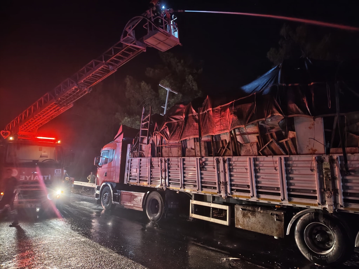 Mersin'de tır yangını: D-400 karayolu kısa süre kapandı