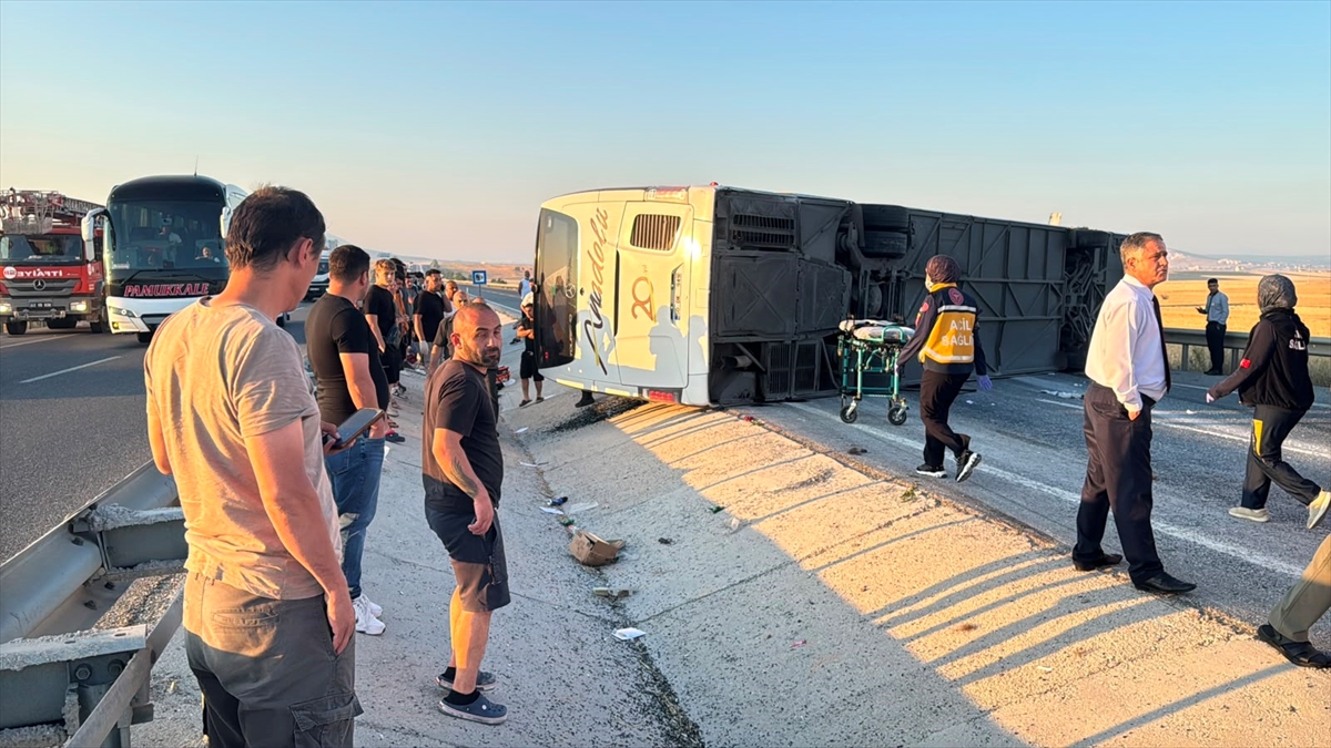GÜNCELLEME - Kütahya'da yolcu otobüsünün bariyerlere çarpıp devrildiği kazada 31 kişi yaralandı