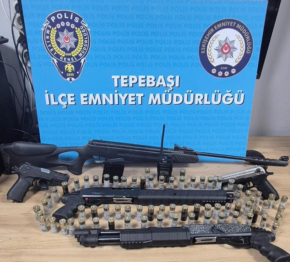 Eskişehir'de sosyal medyada silah teşhiri yapan 2 zanlı yakalandı