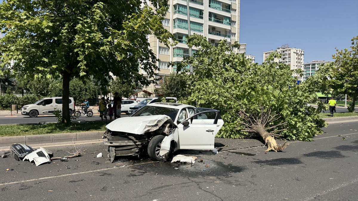 Diyarbakır'da trafik kazası: Otomobil devrildi, 2 yaralı