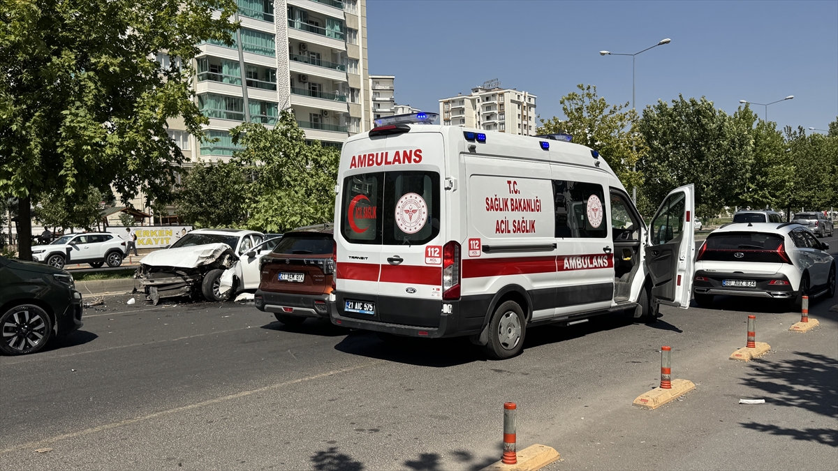 Diyarbakır'da trafik kazası: Otomobil devrildi, 2 yaralı