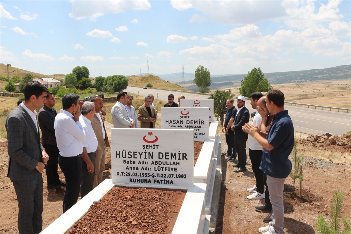 Bingöl'de PKK'nın katlettiği 3 kardeş mezarları başında anıldı