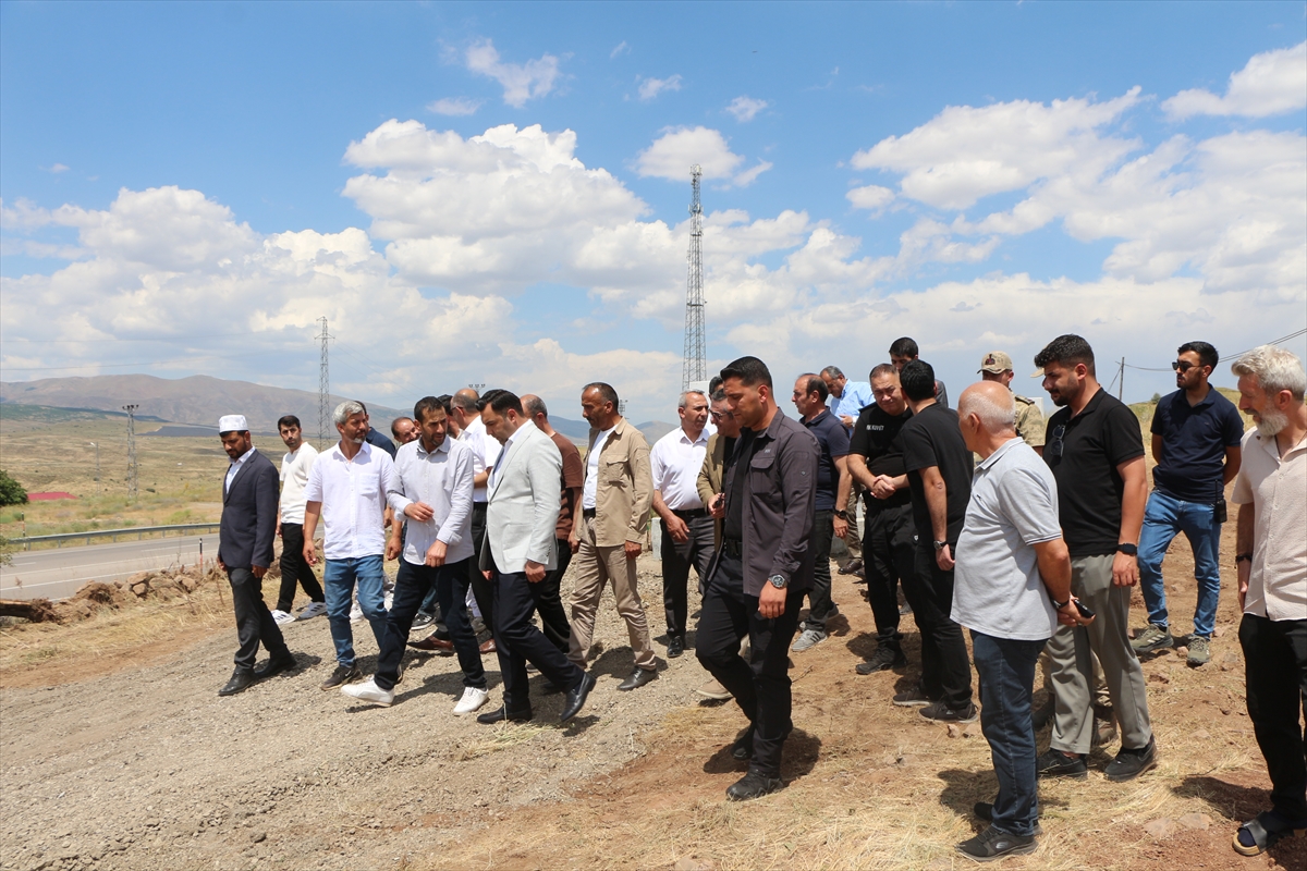 Bingöl'de PKK'nın katlettiği 3 kardeş mezarları başında anıldı