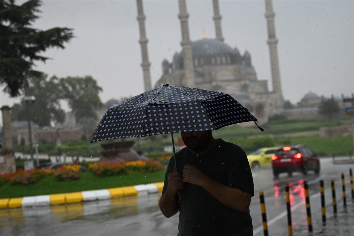 Edirne'de gök gürültülü sağanak etkili oldu, sıcaklık düştü