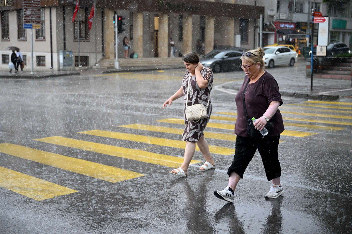 Edirne'de gök gürültülü sağanak etkili oldu, sıcaklık düştü