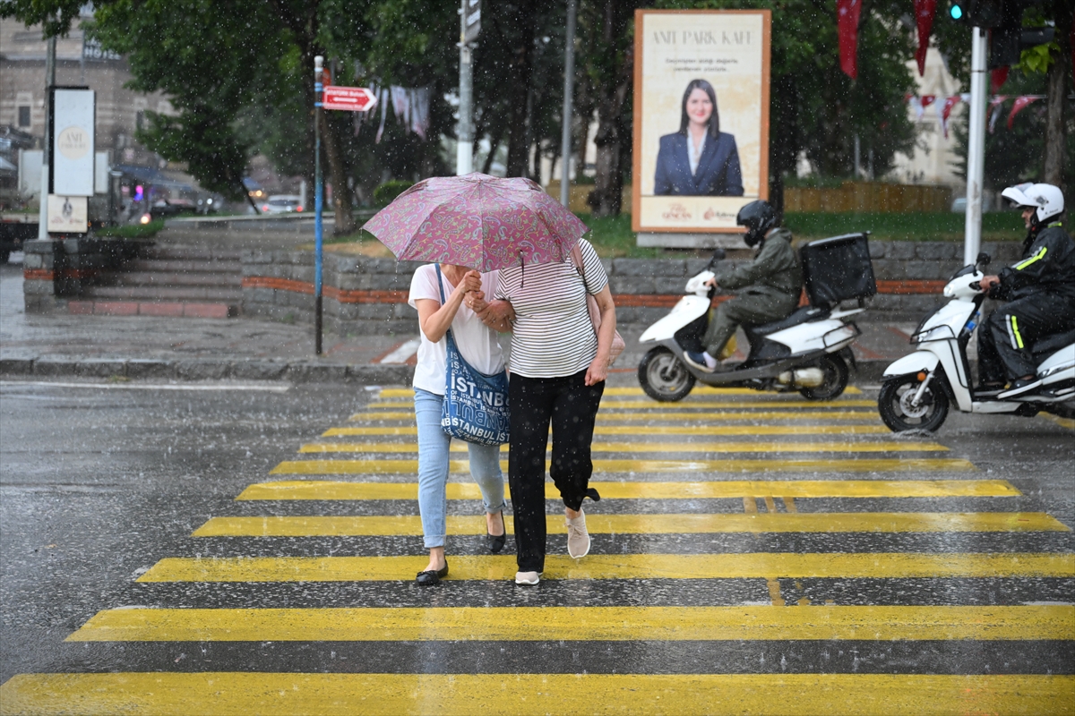 Edirne'de gök gürültülü sağanak etkili oldu, sıcaklık düştü