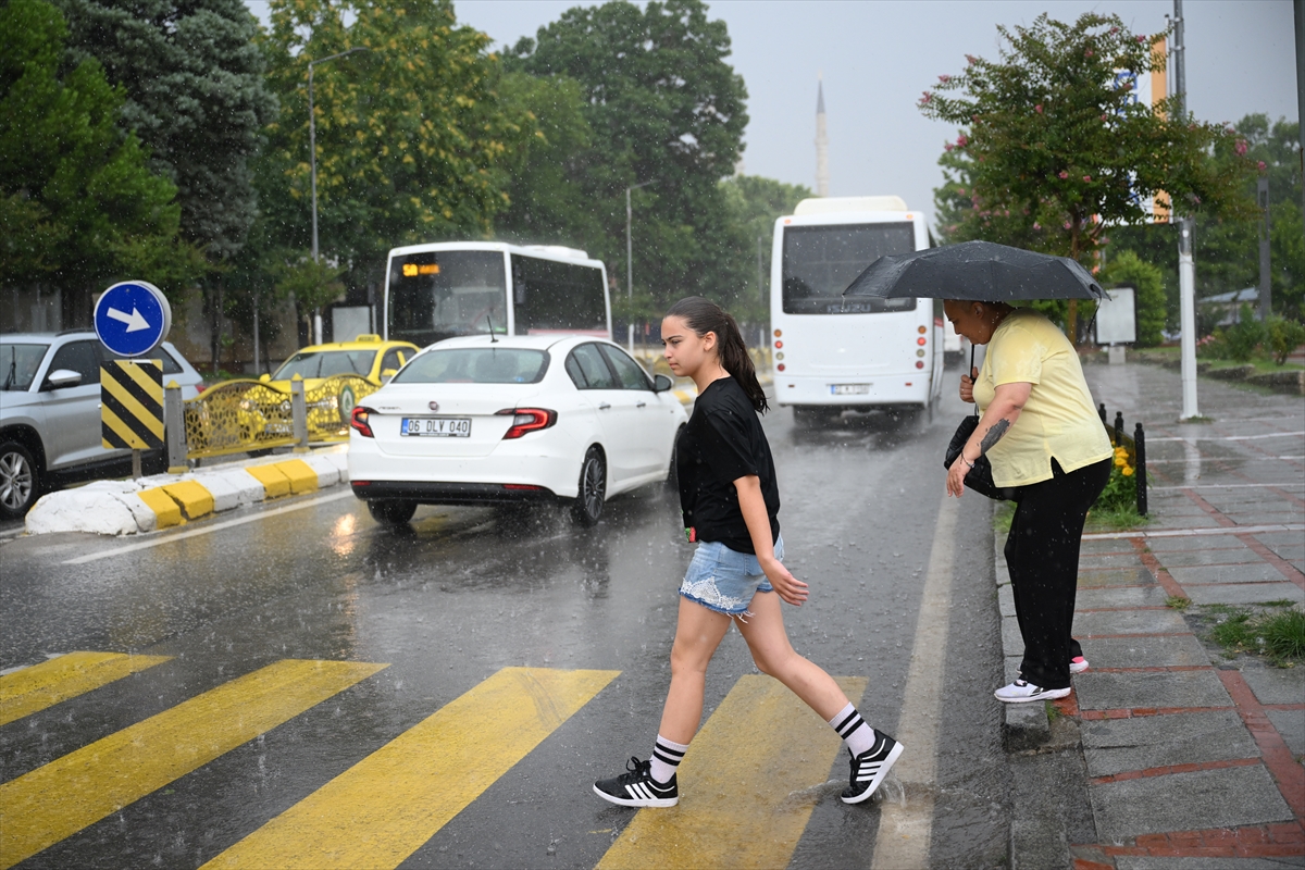 Edirne'de gök gürültülü sağanak etkili oldu, sıcaklık düştü