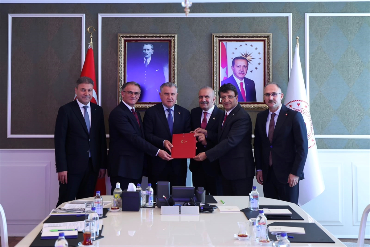 Bakan Osman Aşkın Bak: Van Stadyumu için protokol imzalandı