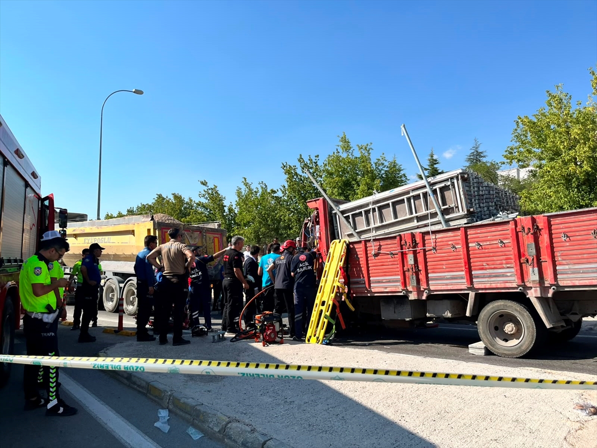 Aksaray'da Hafriyat Kamyonuna Çarpan Kamyonette 2 Ağır Yaralı