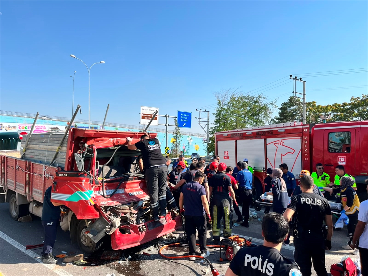 Aksaray'da Hafriyat Kamyonuna Çarpan Kamyonette 2 Ağır Yaralı