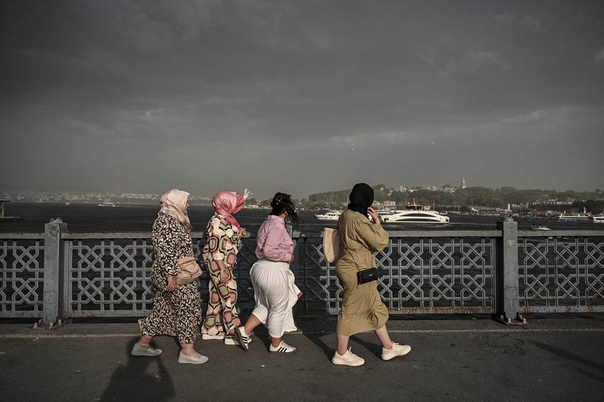 İstanbul'da şiddetli fırtına etkili oldu: Ağaçlar devrildi