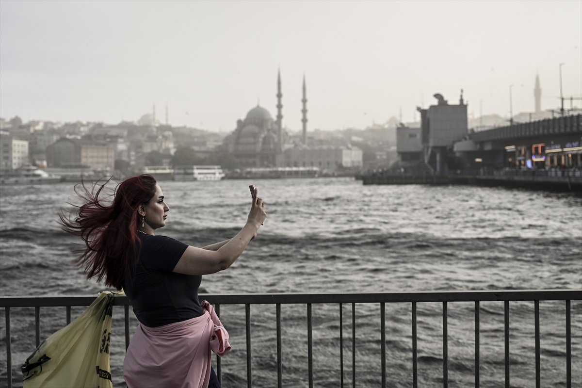 İstanbul'da şiddetli fırtına etkili oldu: Ağaçlar devrildi