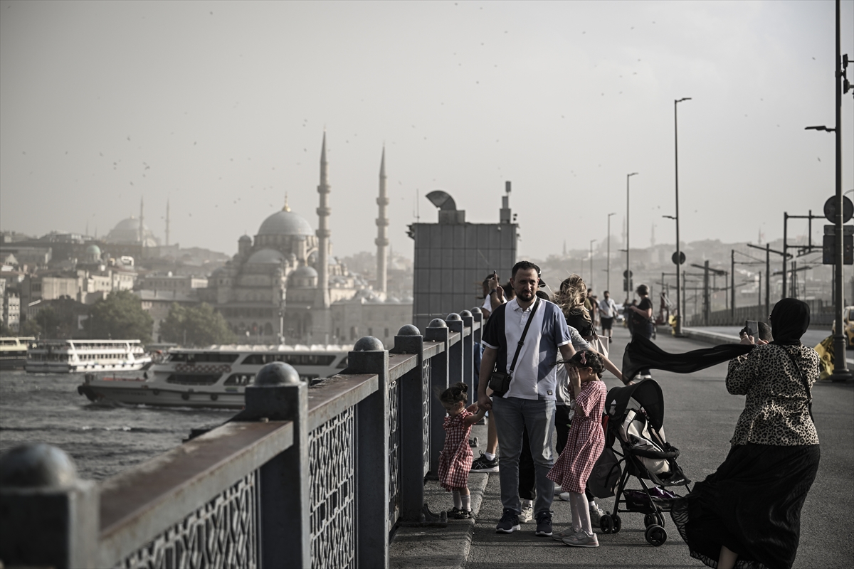 İstanbul'da şiddetli fırtına etkili oldu: Ağaçlar devrildi