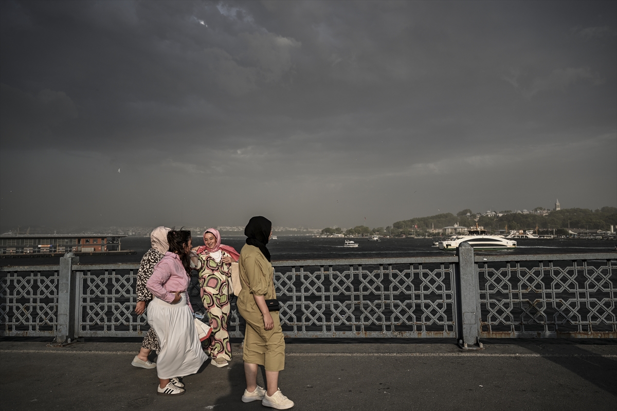 İstanbul'da şiddetli fırtına etkili oldu: Ağaçlar devrildi