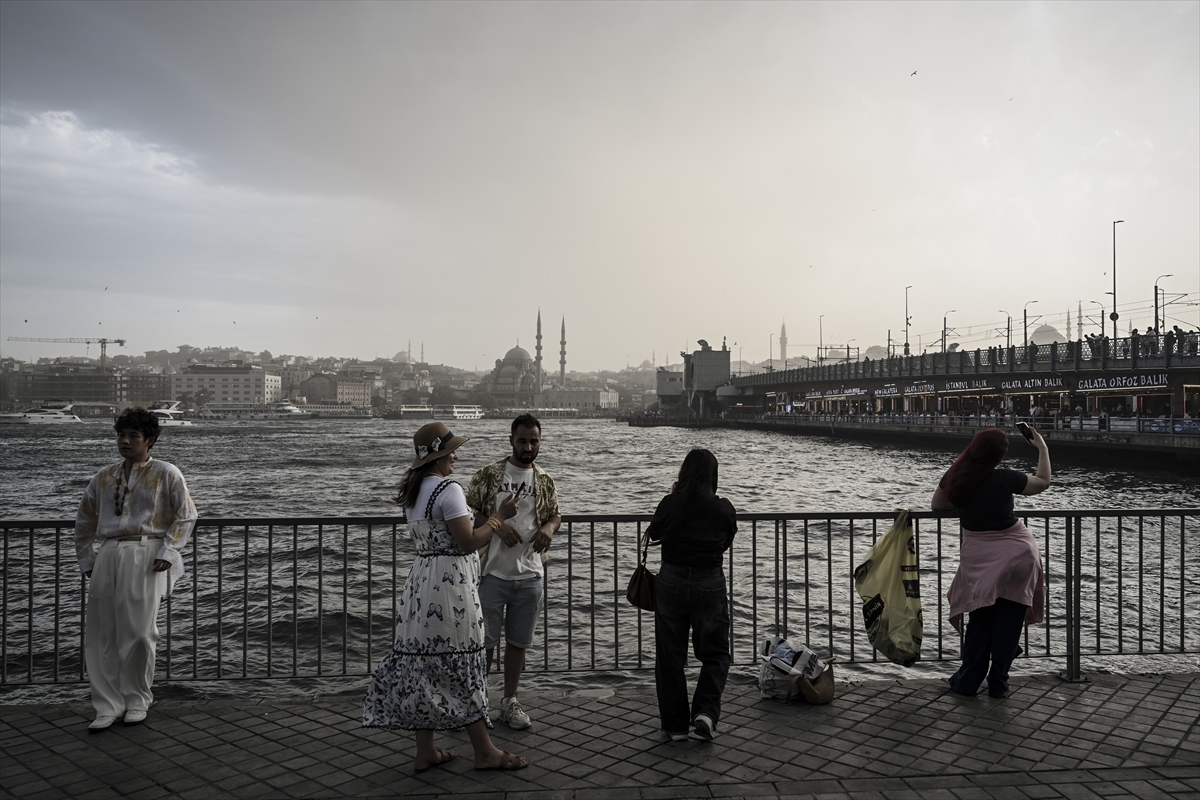 İstanbul'da şiddetli fırtına etkili oldu: Ağaçlar devrildi