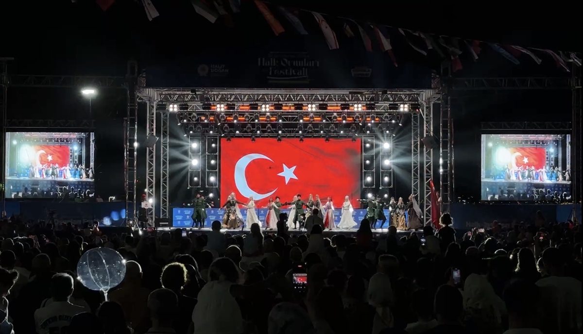Samsun'da 36. Uluslararası Halk Oyunları Festivali sürüyor