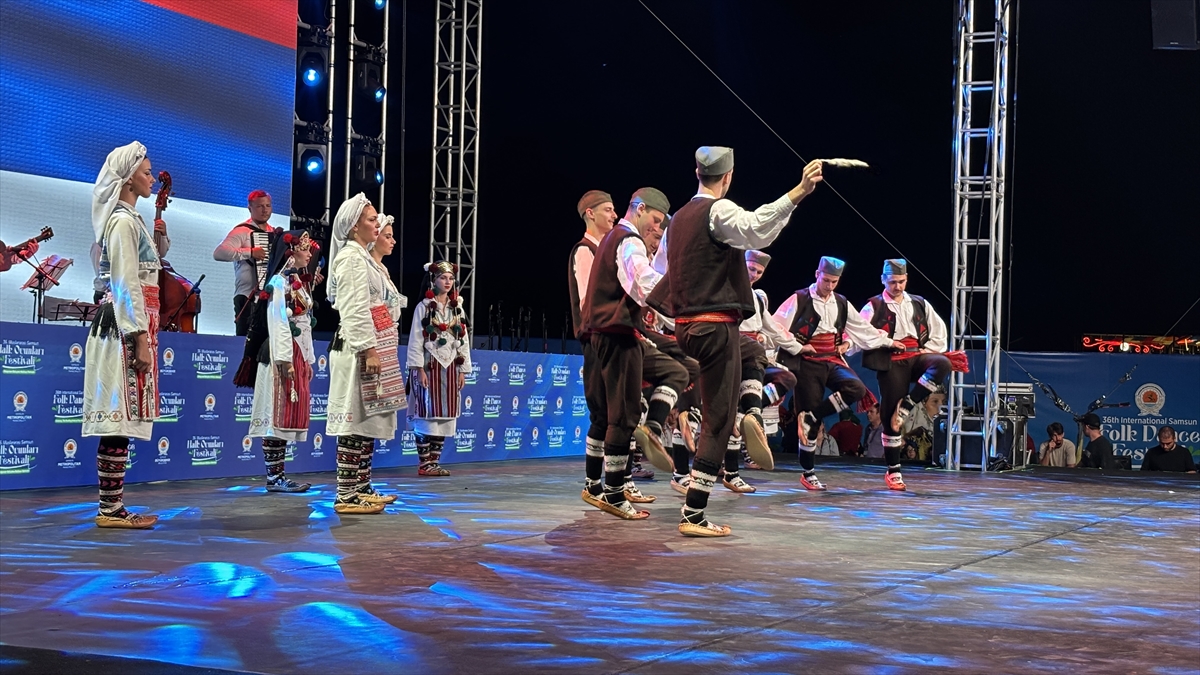 Samsun'da 36. Uluslararası Halk Oyunları Festivali sürüyor