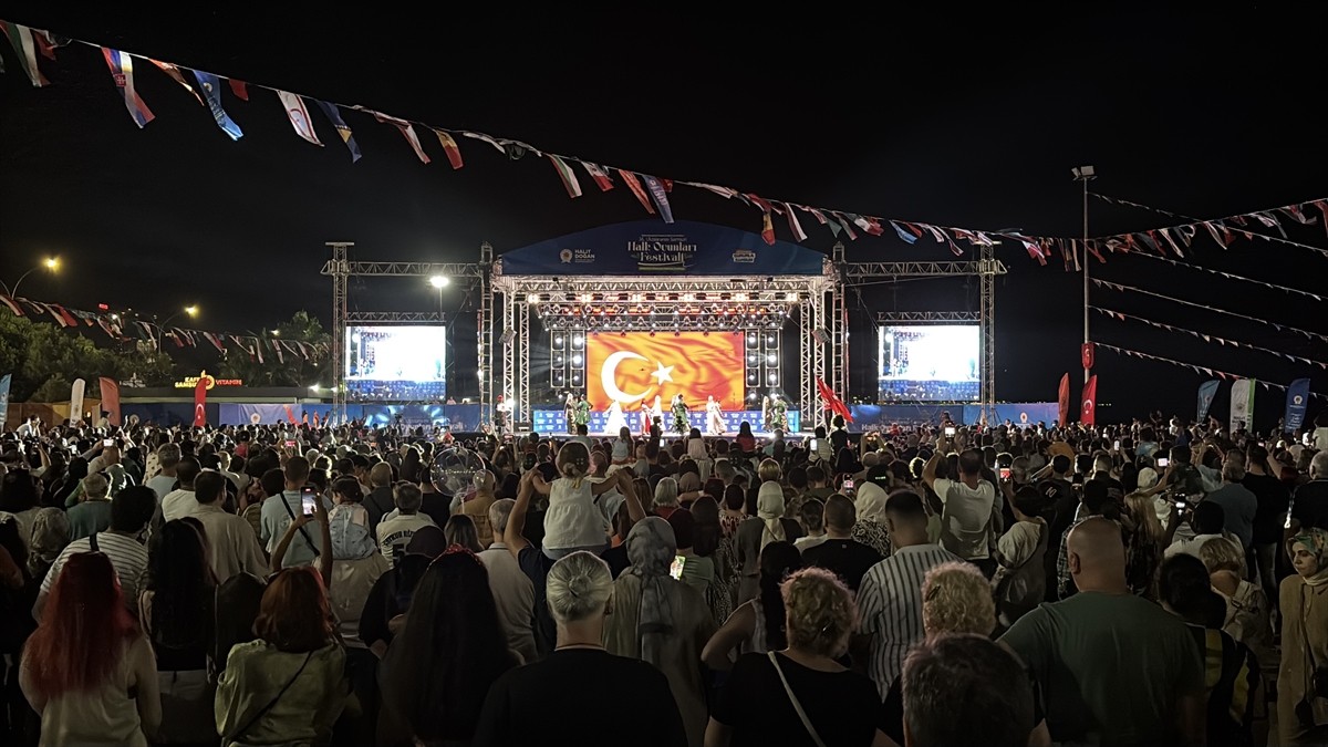 Samsun'da 36. Uluslararası Halk Oyunları Festivali sürüyor